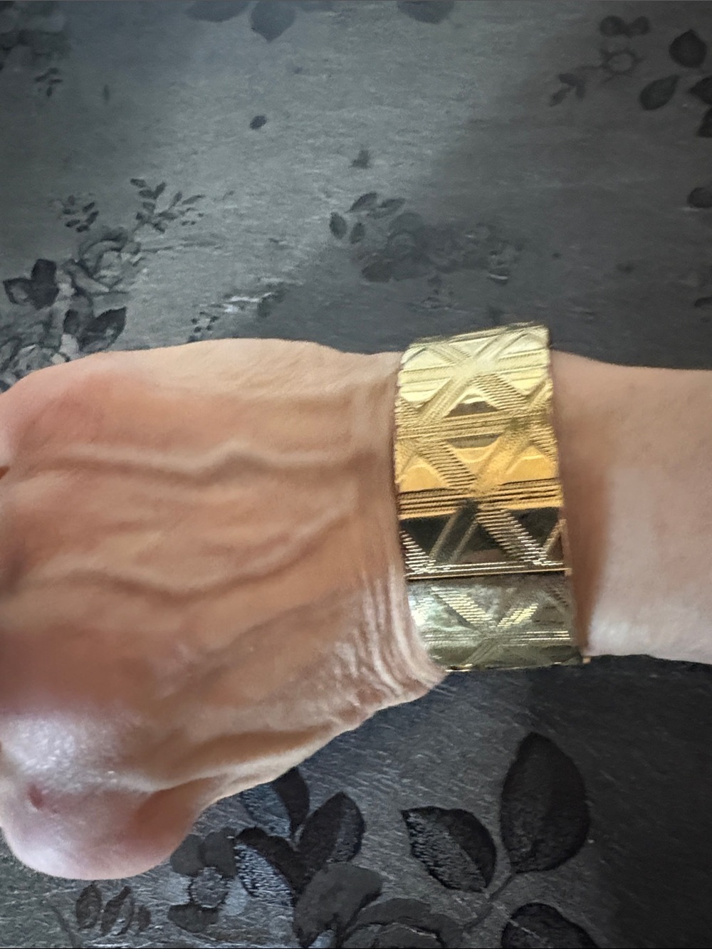 VINTAGE GEOMETRIC EMBOSSED TEXTER GOLD-TONE FINISH HINGED 7" CUFF BRACELET - Picture 2 of 8